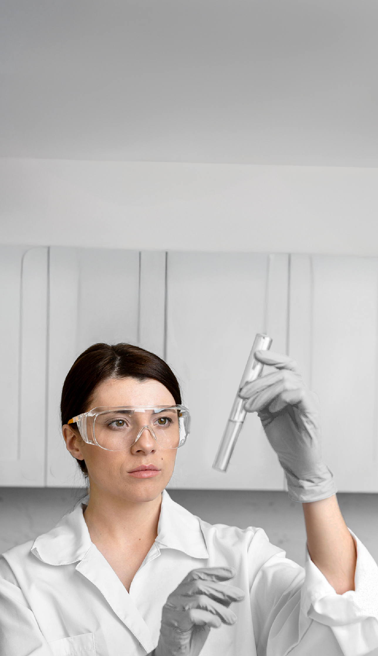 Evalúa la salud de tus colaboradores con exámenes médicos ocupacionales Colaborador realizándose examen médico ocupacional