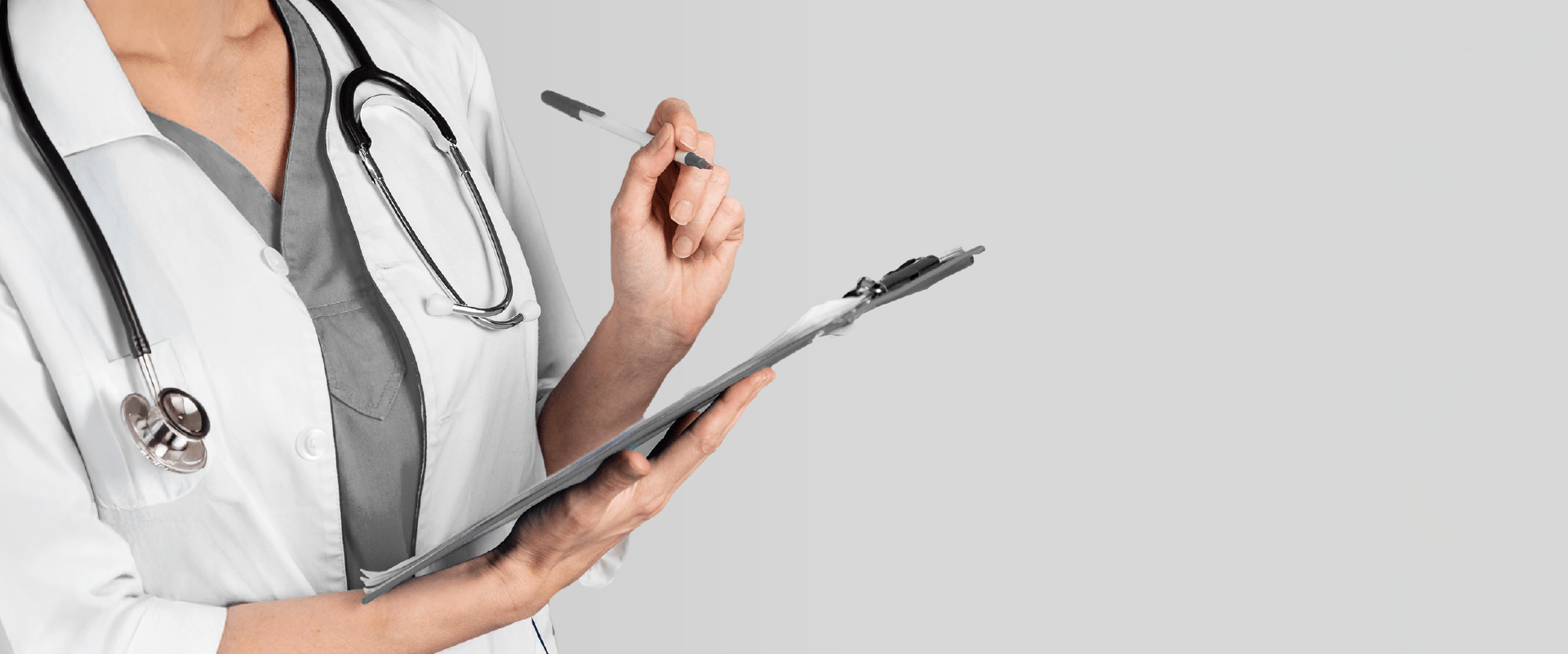 Médico evaluando los riesgos ocupacionales en un ambiente de trabajo